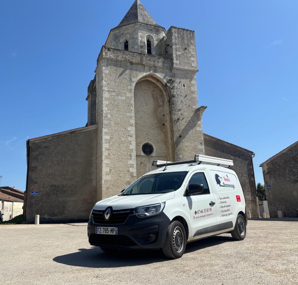 La camionnette Aunis Ramonage devant l'église Saint-Martin de Thairé-d'Aunis