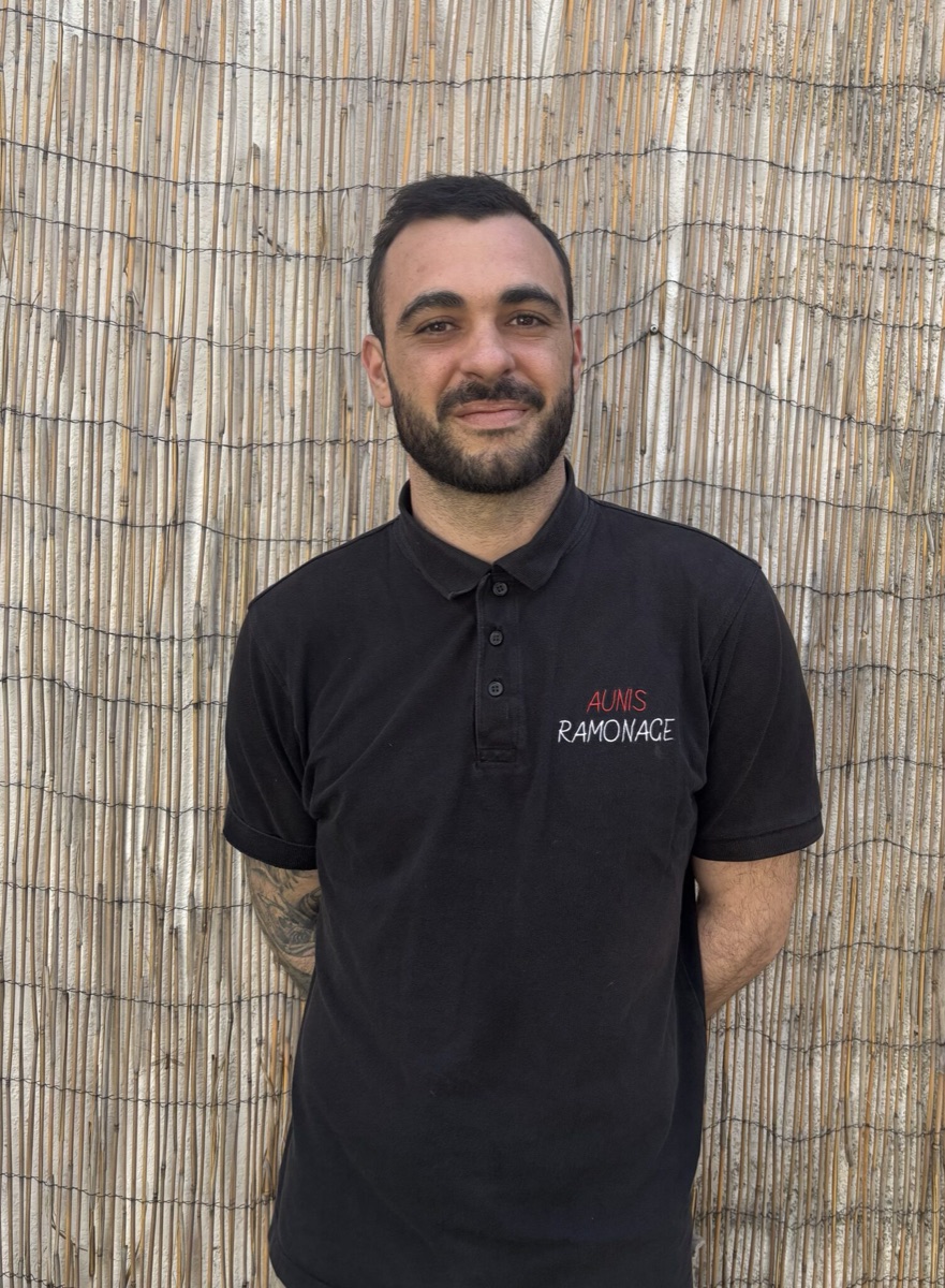 Matthias Courprie, artisan ramoneur Aunis Ramonage, en polo de travail